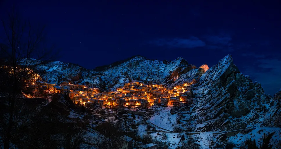 middle-distance relationship - castelmezzano, town, illuminated