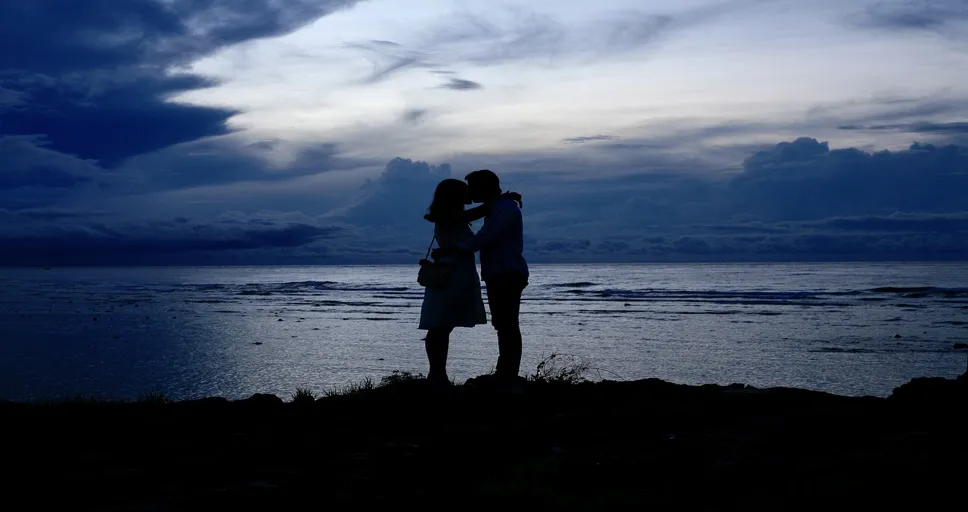 how to ask someone to be friends with benefits - couple, sunset, silhouettes